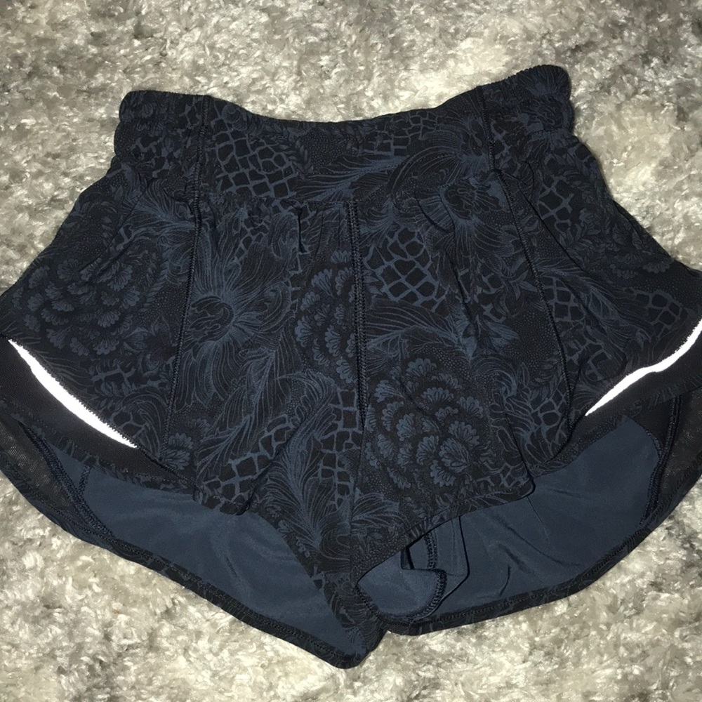 Lululemon hotty hot shorts 2.5”